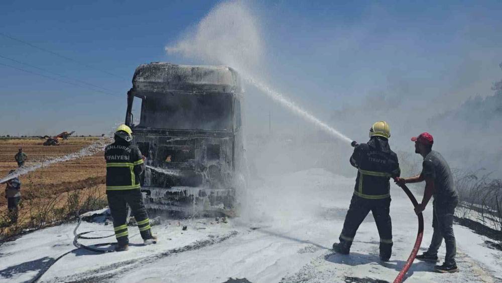 Şanlıurfa&rsquo;da saman y&uuml;kl&uuml; tırda &ccedil;ıkan yangın s&ouml;nd&uuml;r&uuml;ld&uuml;
