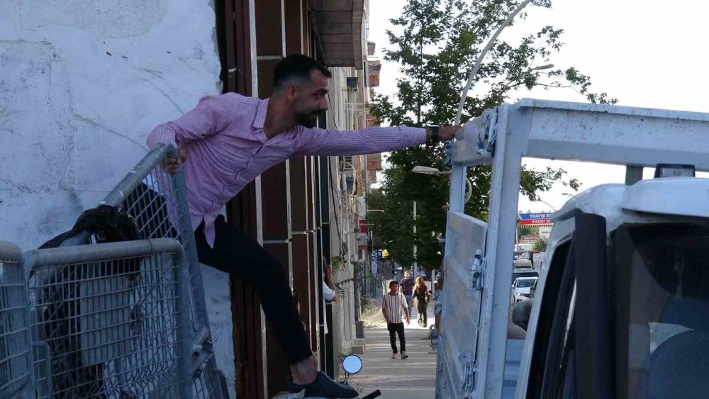 Kaldırıma park edilen kamyonet trafiği kilitledi, yol esnafın aracı itmesiyle a&ccedil;ıldı
