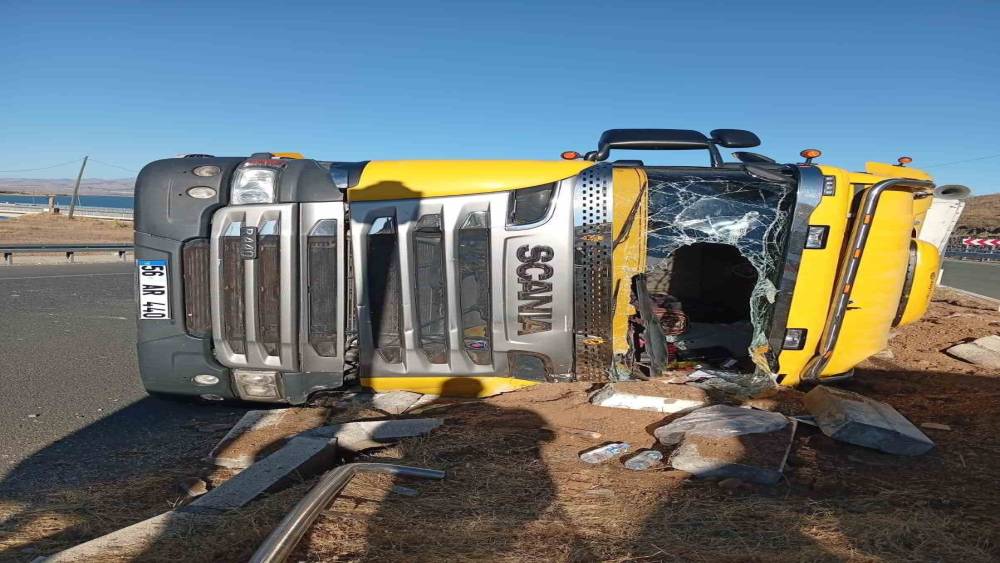 Elazığ&rsquo;da hayvan y&uuml;kl&uuml; tır devrildi: 2 yaralı
