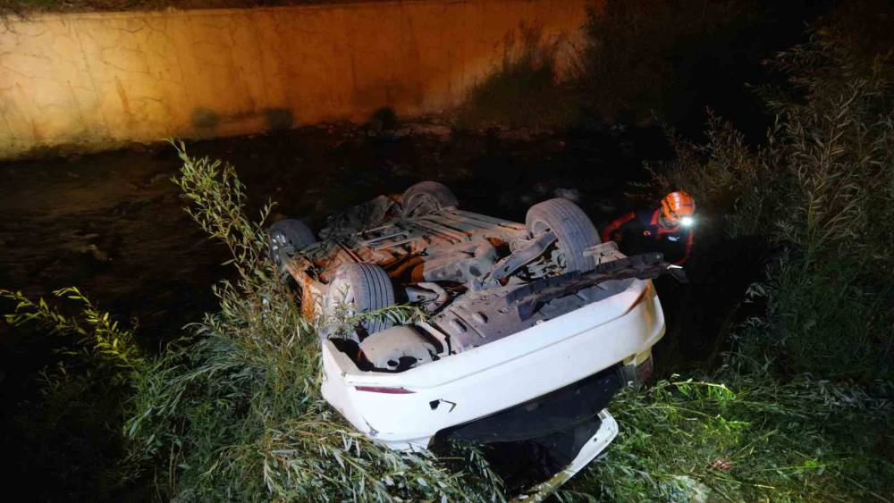 K&ouml;pr&uuml;den u&ccedil;an otomobilde 2 kişi yaralandı
