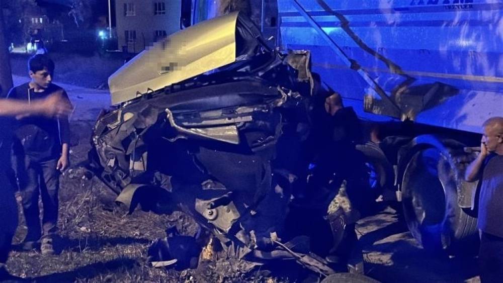 Ağaca &ccedil;arpan otomobil ikiye b&ouml;l&uuml;nd&uuml;, s&uuml;r&uuml;c&uuml; hafif sıyrıklarla kurtuldu
