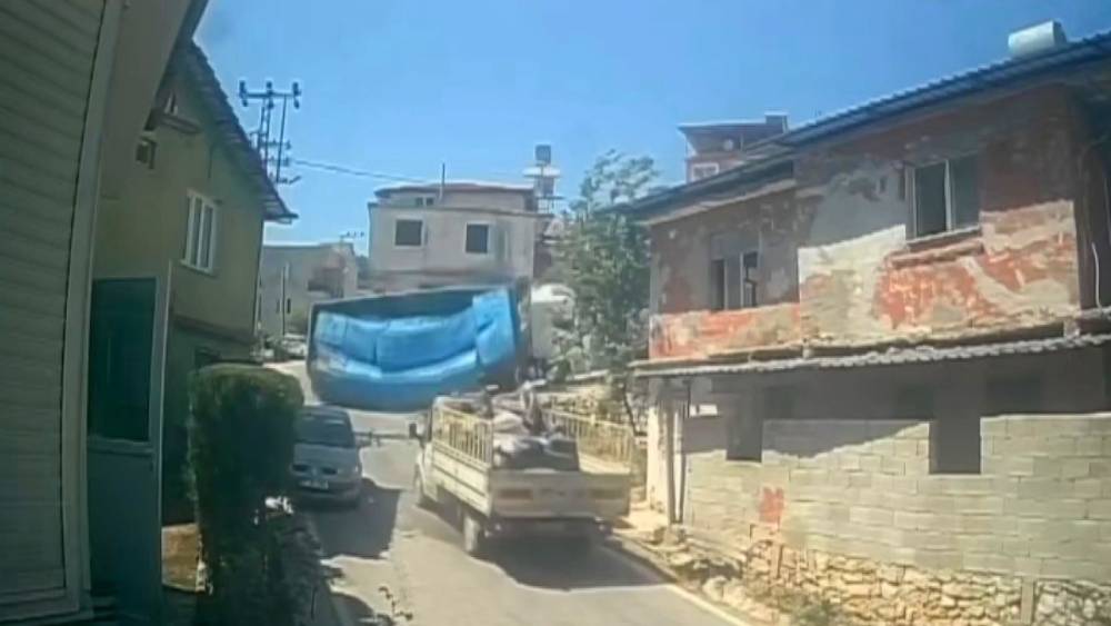 Rampayı &ccedil;ıkamayan briket y&uuml;kl&uuml; tırın devrildiği anlar kamerada
