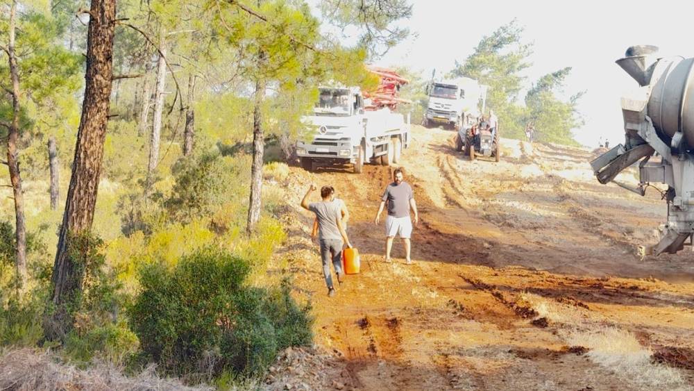 Fethiye &Uuml;z&uuml;ml&uuml;&rsquo;deki orman yangınında havadan ve karadan yoğun m&uuml;cadele
