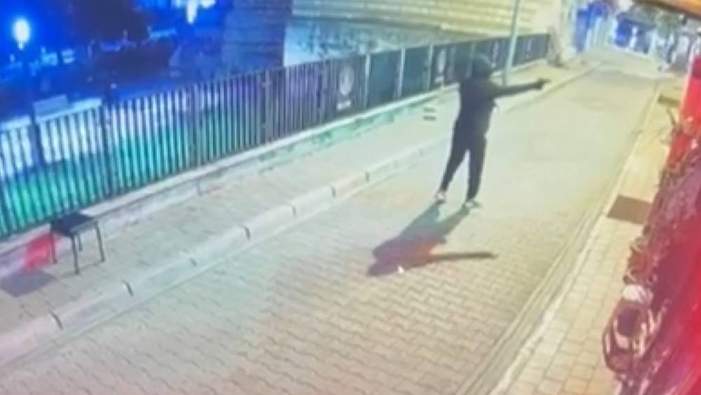 Fatih&rsquo;te kamufle olup iş yerine kurşun yağdırdı, o anlar kamerada
