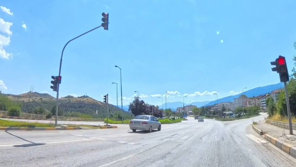 Karab&uuml;k&rsquo;te trafik ihlalleri kameralara yansıdı
