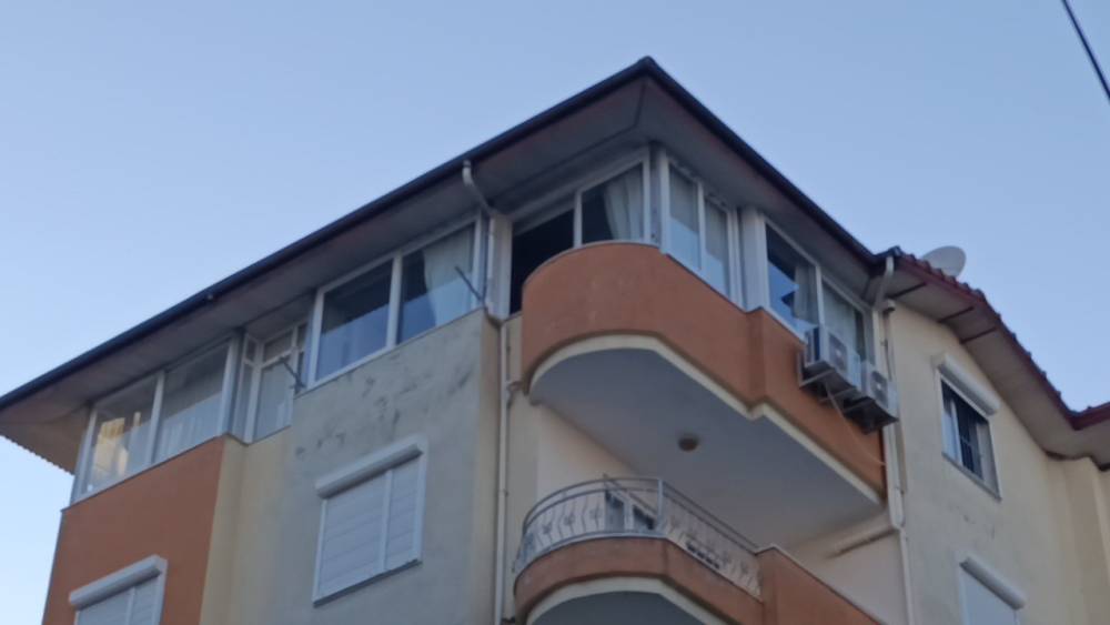 Şiddetli r&uuml;zgarda yerinden kopan pencere 5. kattan d&uuml;şt&uuml;
