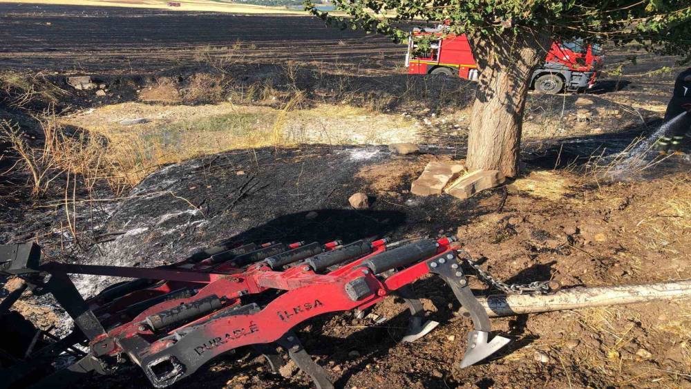 Anız yangınına m&uuml;dahale eden trakt&ouml;r alevlere teslim oldu
