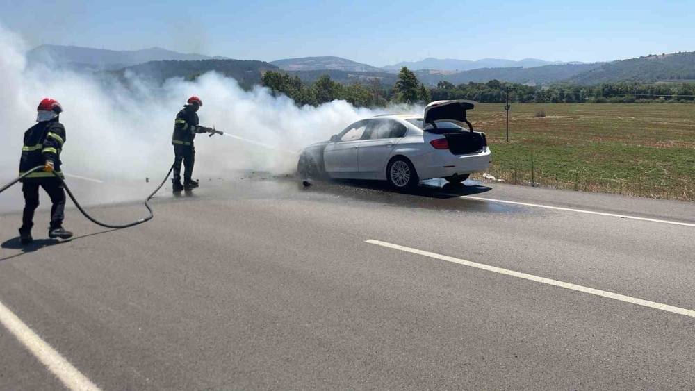 Osmaniye&rsquo;de seyir halindeki otomobilde &ccedil;ıkan yangın s&ouml;nd&uuml;r&uuml;ld&uuml;
