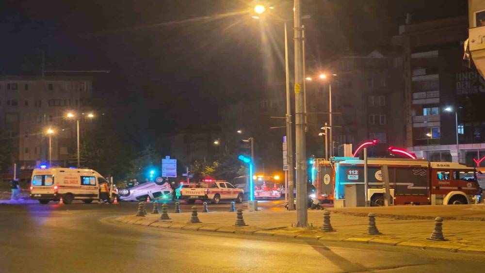 D&ouml;nel kavşakta ara&ccedil; takla attı, s&uuml;r&uuml;c&uuml; firar etti
