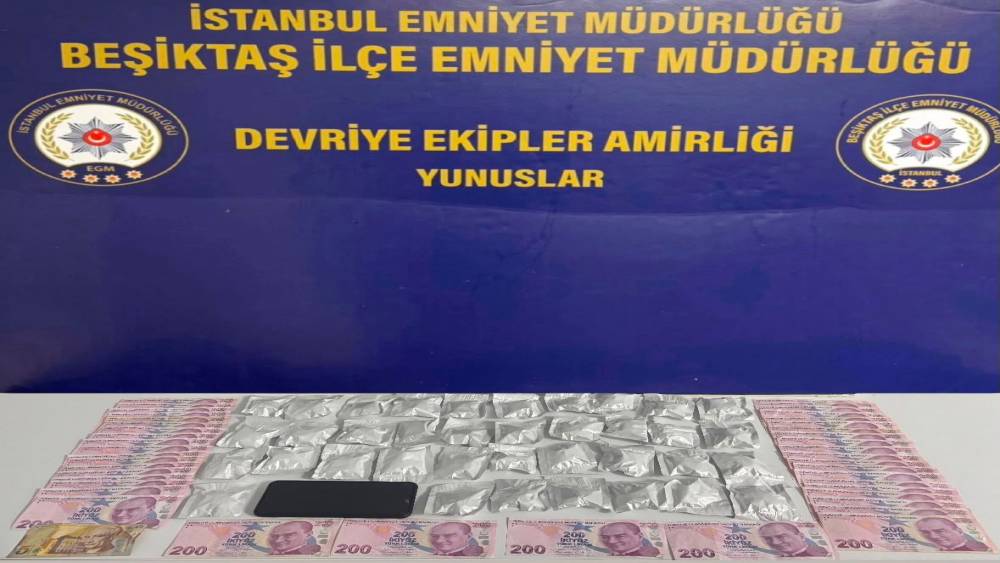 Beşiktaş&rsquo;ta ş&uuml;phe &uuml;zerine durdurulan ara&ccedil;ta &ccedil;amaşır makinesine gizlenmiş 37 paket esrar ele ge&ccedil;irildi
