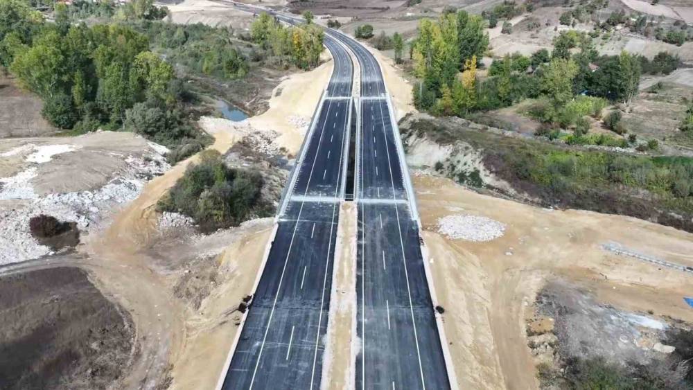 Yaklaşık 4 milyar TL proje bedelli yolda &ccedil;alışmalar s&uuml;r&uuml;yor
