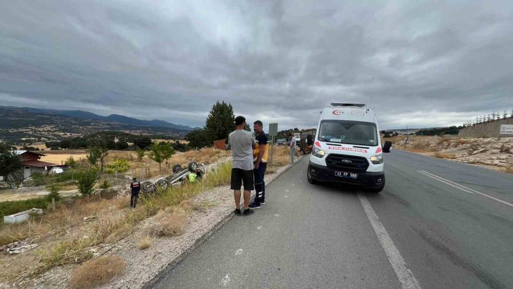 Emet-Hisarcık yolunda trakt&ouml;r ile hafif ticari ara&ccedil; &ccedil;arpıştı: 2 yaralı
