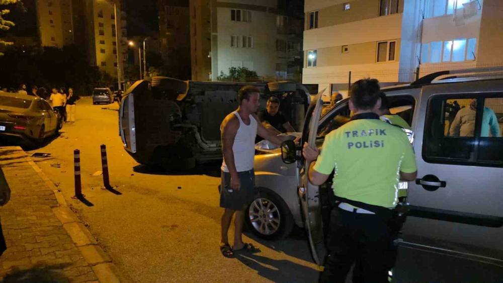 Takla atan ara&ccedil; park halindeki 4 araca &ccedil;arptı
