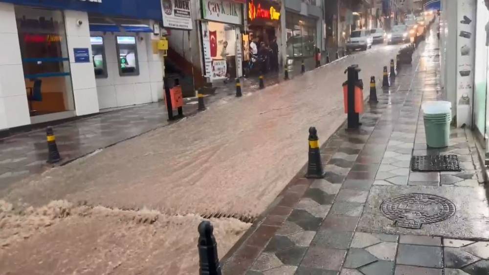 Artvin&rsquo;de sağanak heyelan ve sele neden oldu

