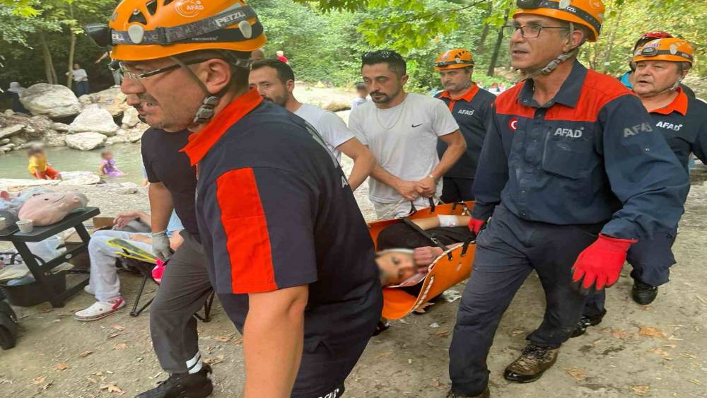 Ormanda y&uuml;r&uuml;y&uuml;ş yaparken kayalıklardan dere yatağına d&uuml;şt&uuml;
