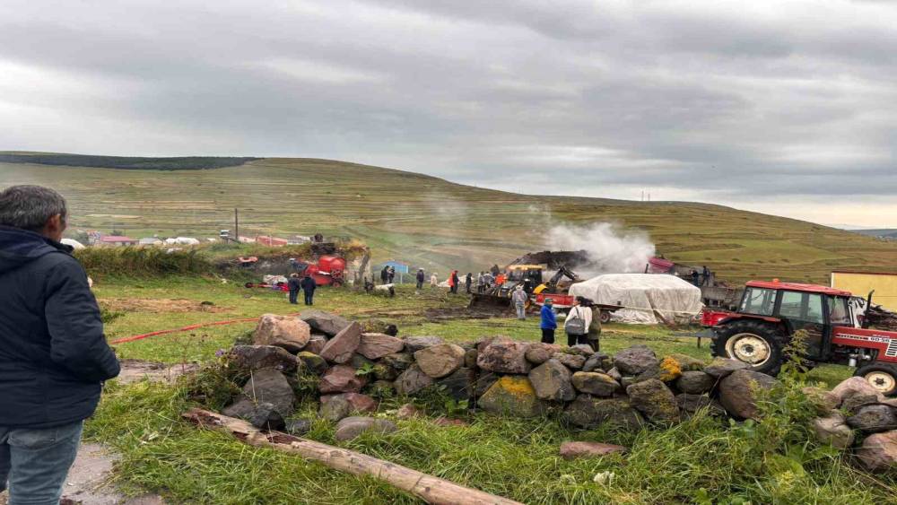 Ardahan&rsquo;da &ccedil;ıkan yangında ahır, samanlık ve ambar k&uuml;le d&ouml;nd&uuml;
