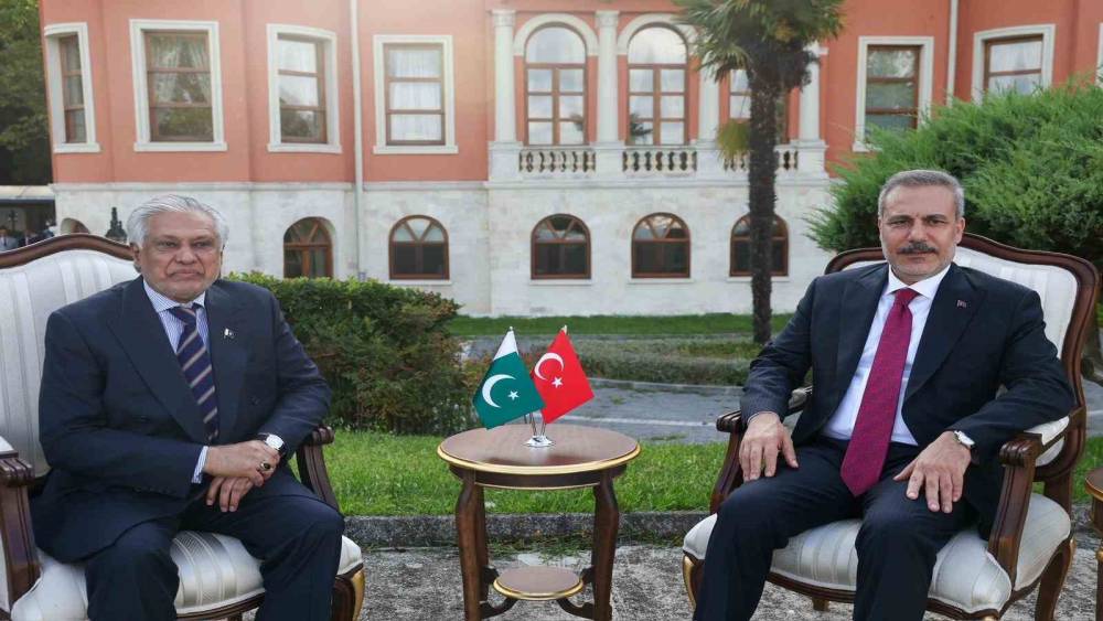 Bakan Fidan, Pakistanlı mevkidaşı Dar ile bir araya geldi
