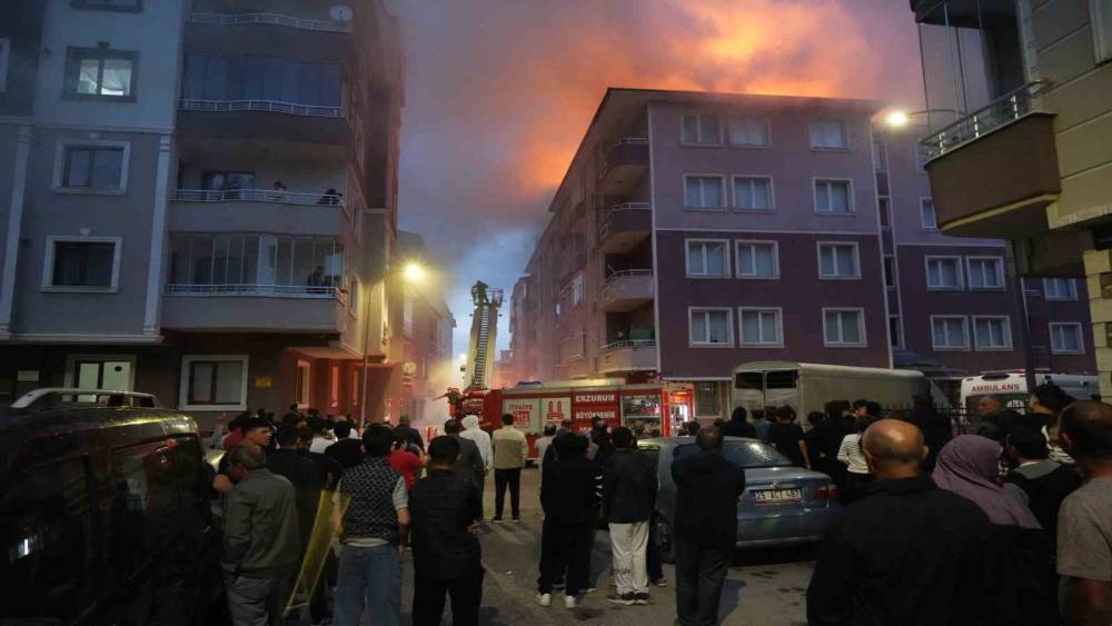 Erzurum&rsquo;da korkutan &ccedil;atı yangını

