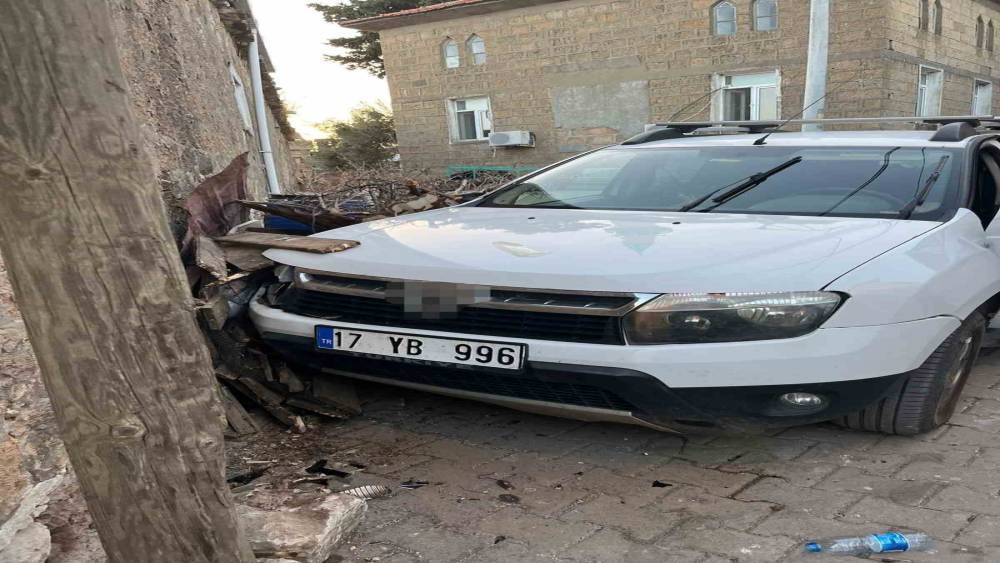 &Ccedil;anakkale&rsquo;de duvara &ccedil;arpan aracın s&uuml;r&uuml;c&uuml;s&uuml; hayatını kaybetti
