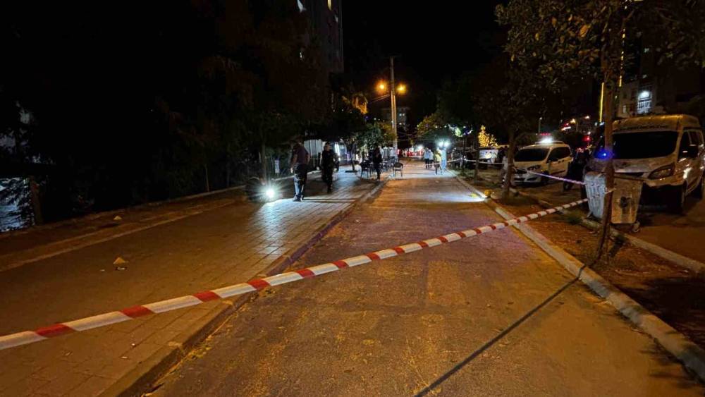 Kaldırımda y&uuml;r&uuml;rken silahlı saldırıda yaralandı
