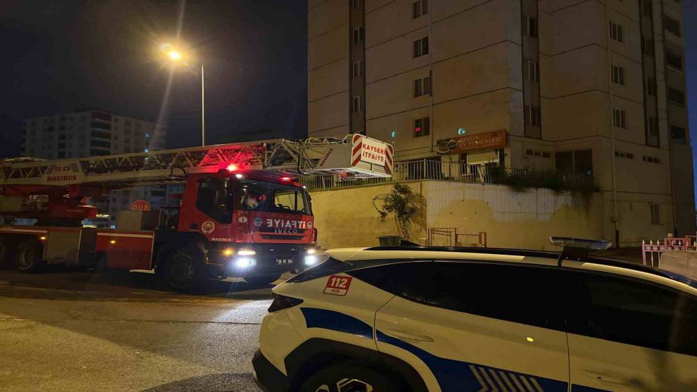Kayseri&rsquo;de 10 katlı binada yangın paniği
