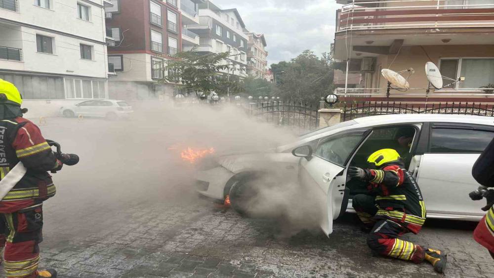 Burhaniye&rsquo;de seyir halindeki ara&ccedil; alev alev yandı
