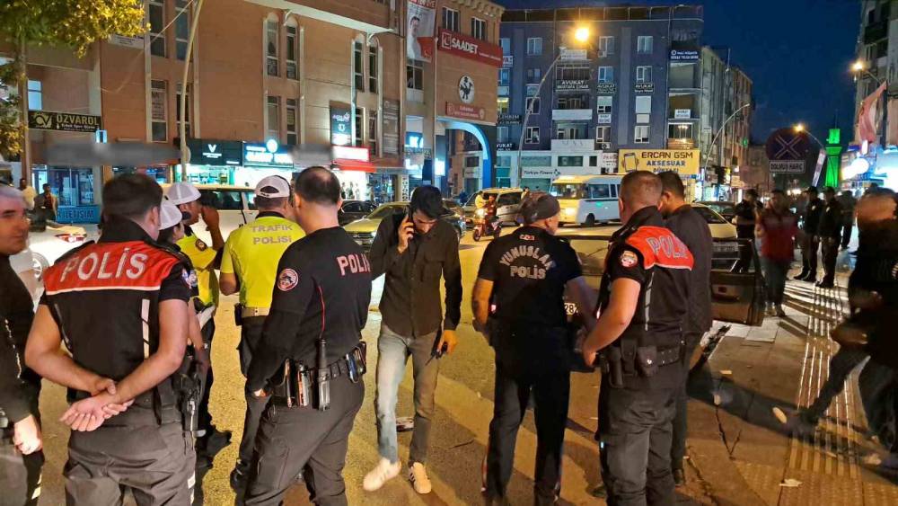 Karaman&rsquo;da iki kişi arasında başlayan kavga b&uuml;y&uuml;d&uuml;: 6 yaralı
