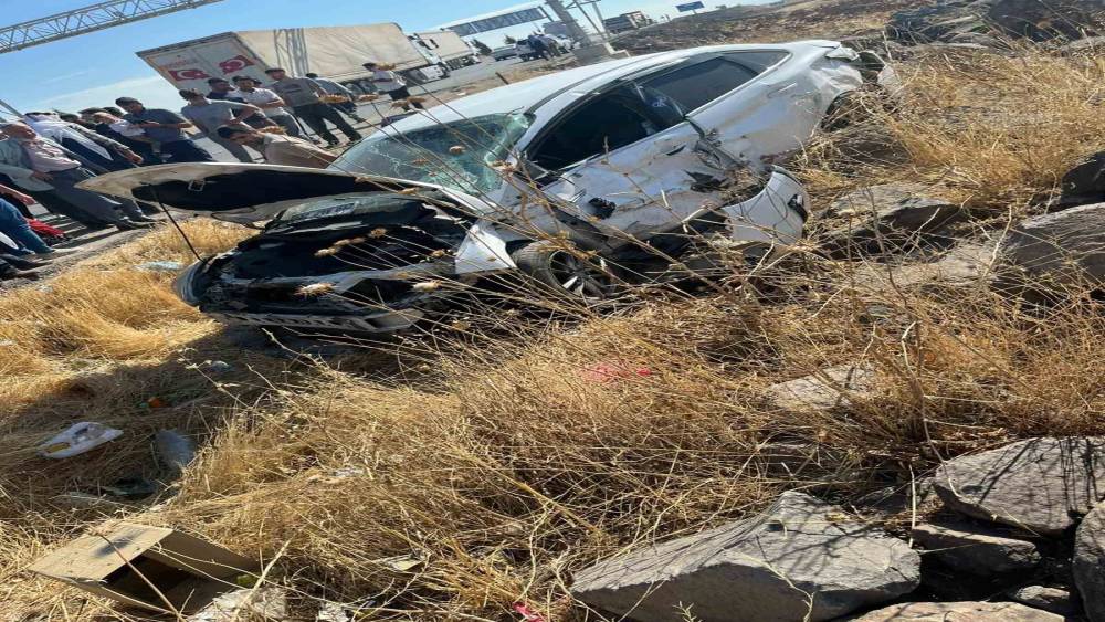 Diyarbakır&rsquo;da tır ile otomobil &ccedil;arpıştı: 7 yaralı
