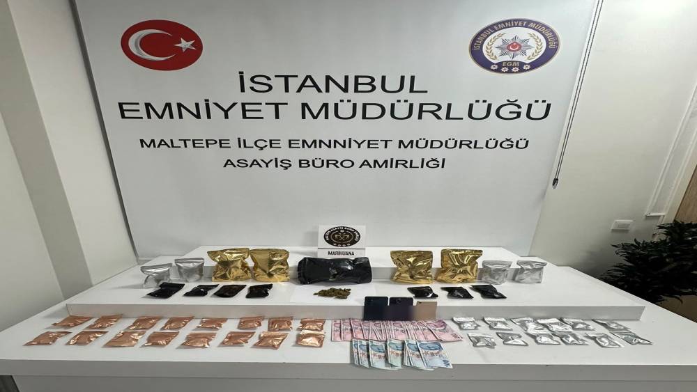 Maltepe&rsquo;de zula ara&ccedil; operasyonu: 770 gram uyuşturucu ve nakit para ele ge&ccedil;irildi

