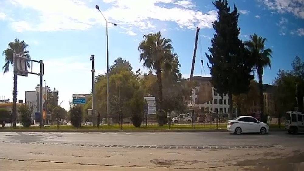 Vin&ccedil;ten d&uuml;şen beton blok korkuttu
