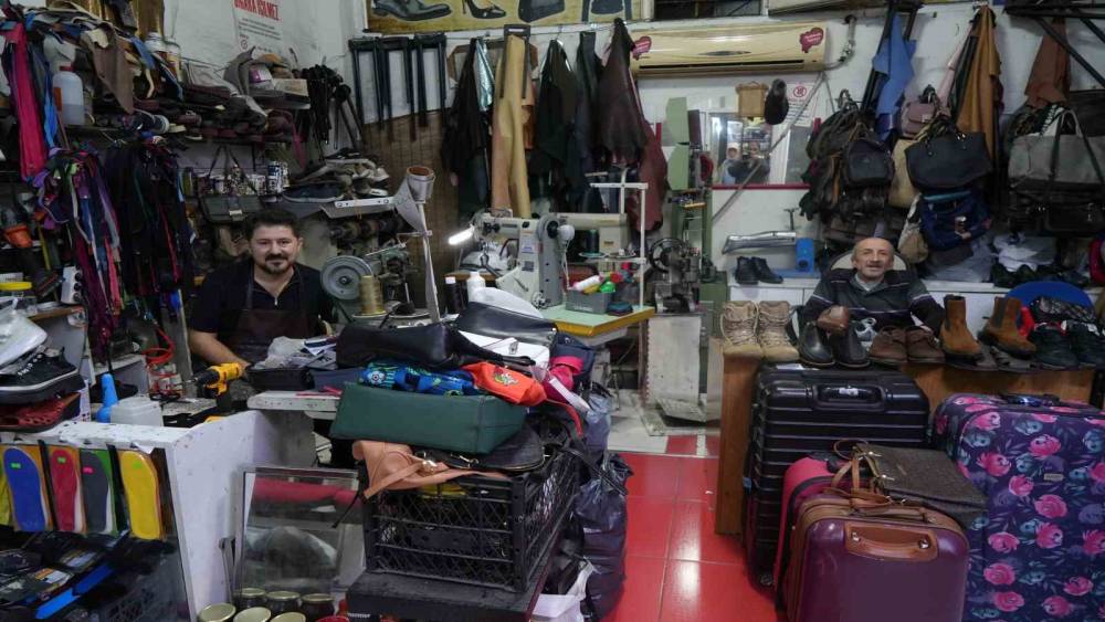Okul sezonu ve yağmurlar tamircilerin y&uuml;z&uuml;n&uuml; g&uuml;ld&uuml;rd&uuml;
