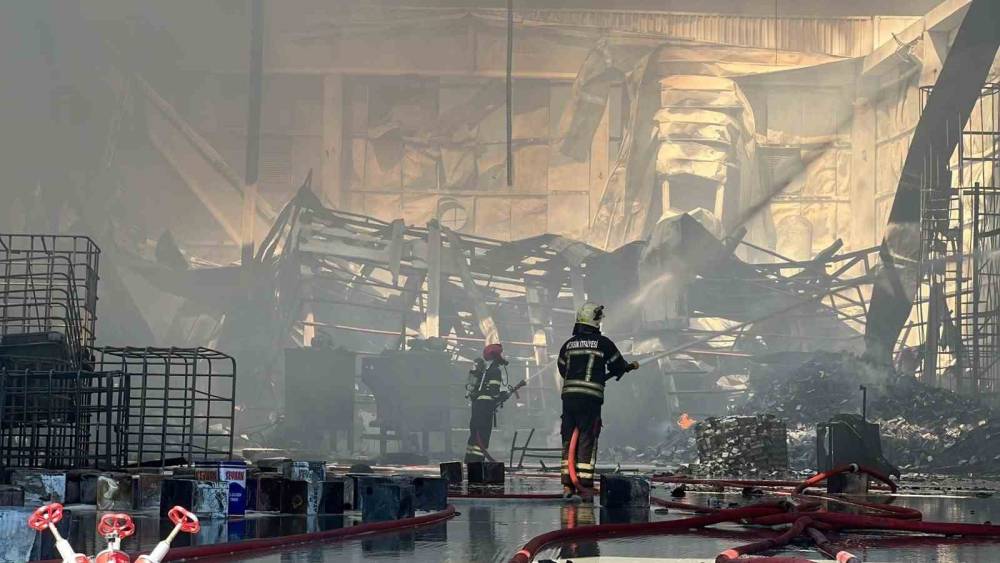 Mersin&rsquo;de kimya fabrikasındaki yangın kontrol altına alındı
