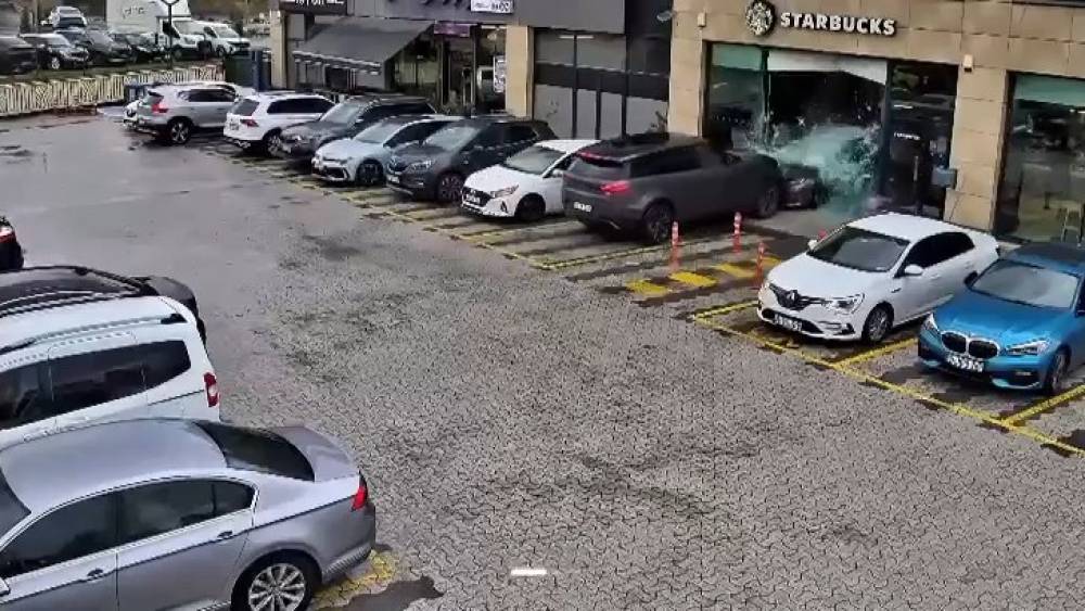 &Ccedil;ekmek&ouml;y&rsquo;de kaza ucuz atlatıldı: S&uuml;r&uuml;c&uuml;s&uuml;n&uuml;n kontrol&uuml;nden &ccedil;ıkan cip kafeye daldı

