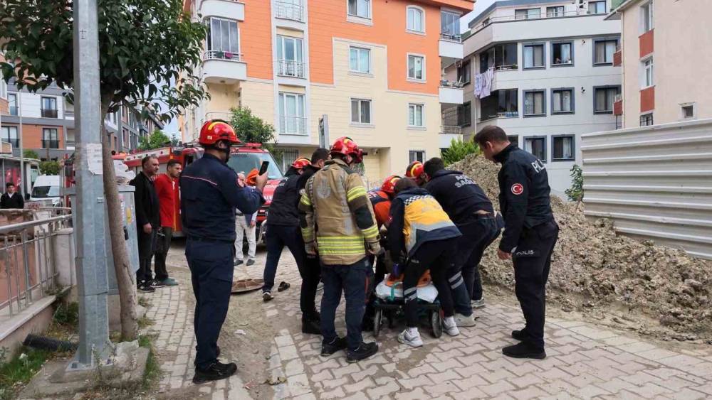 Avcılar&rsquo;da yaşlı kadın &uuml;zerine bastığı r&ouml;gar kapağının a&ccedil;ılmasıyla, 4 metre aşağıya d&uuml;şt&uuml;
