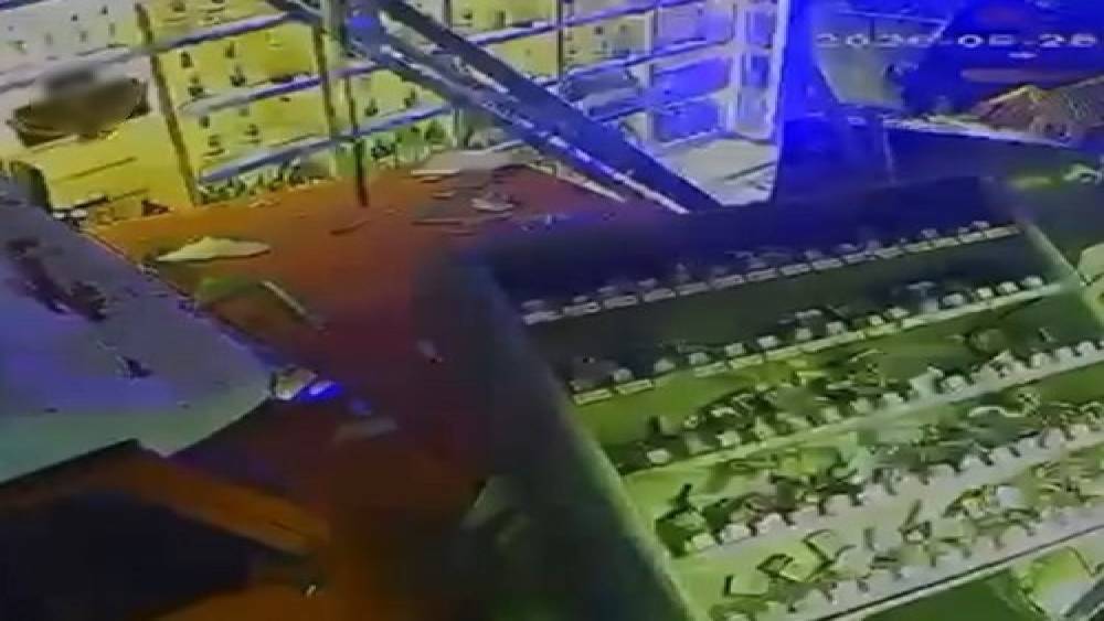 Veresiye tartışması iddiası: Kamyonuyla tekel bayisine b&ouml;yle daldı
