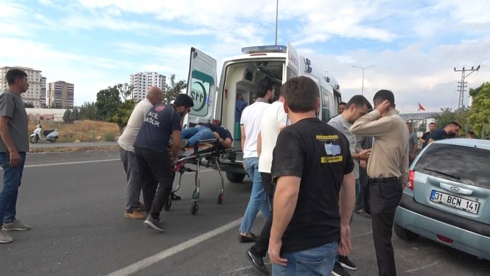 Motosiklet ile otomobil &ccedil;arpıştı: 1&rsquo;i ağır 2 yaralı
