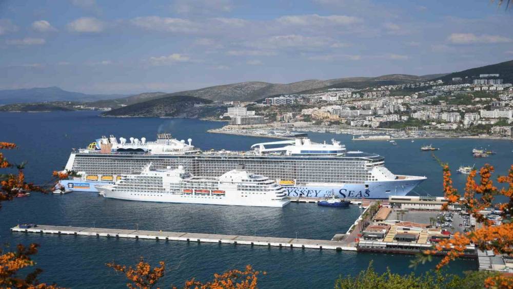 Kuşadası&rsquo;na 2 kruvaziyerle 4 bin 694 turist geldi
