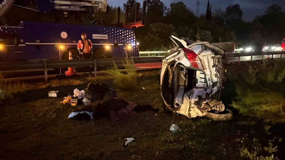 Otoyolda devrilen otomobildeki &ouml;l&uuml; ve yaralıların kimlikleri belli oldu
