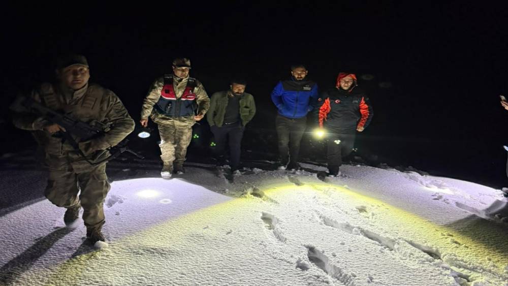 Ağrı’da karda mahsur kalan 2 kişi kurtarıldı
