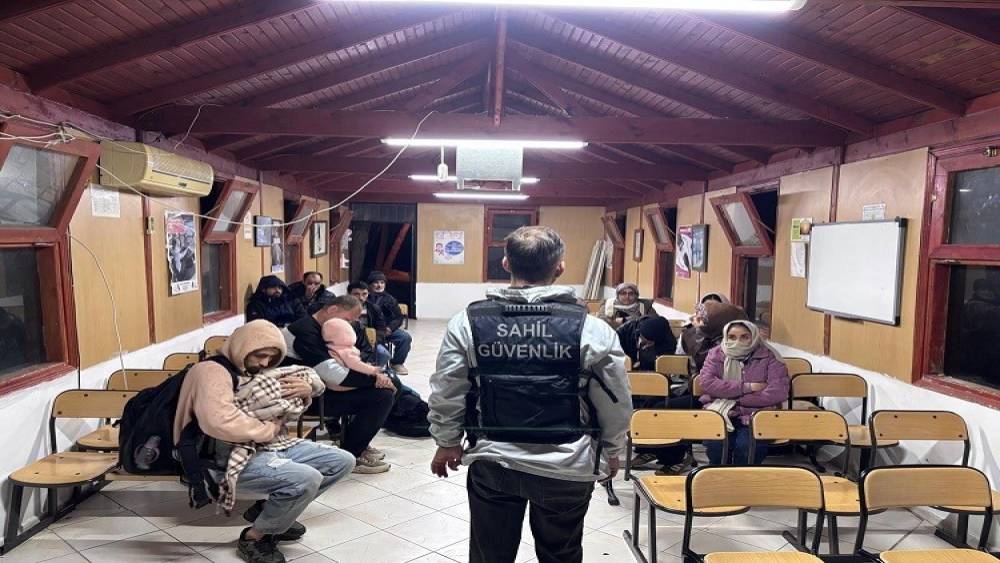 İzmir a&ccedil;ıklarında 76 d&uuml;zensiz g&ouml;&ccedil;men yakalandı

