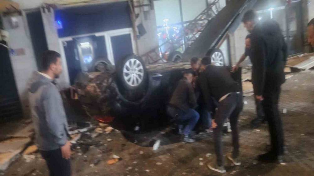 Kayseri&rsquo;de otomobil 50 metre y&uuml;kseklikteki kayalıktan d&uuml;kkanların &uuml;zerine u&ccedil;tu: 1 yaralı
