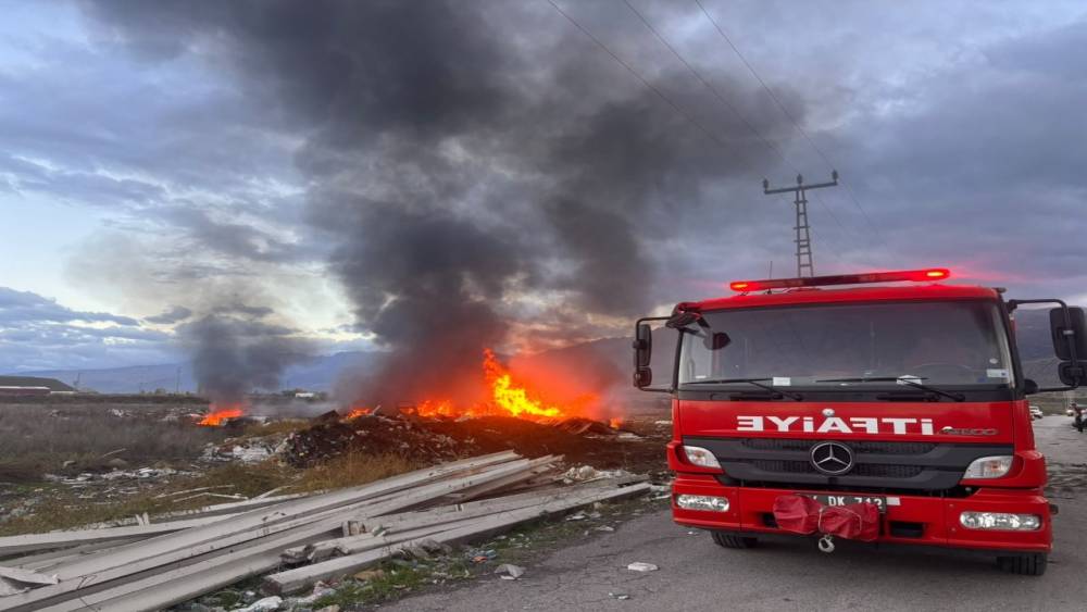 Erzincan&rsquo;da hurdalık yangını
