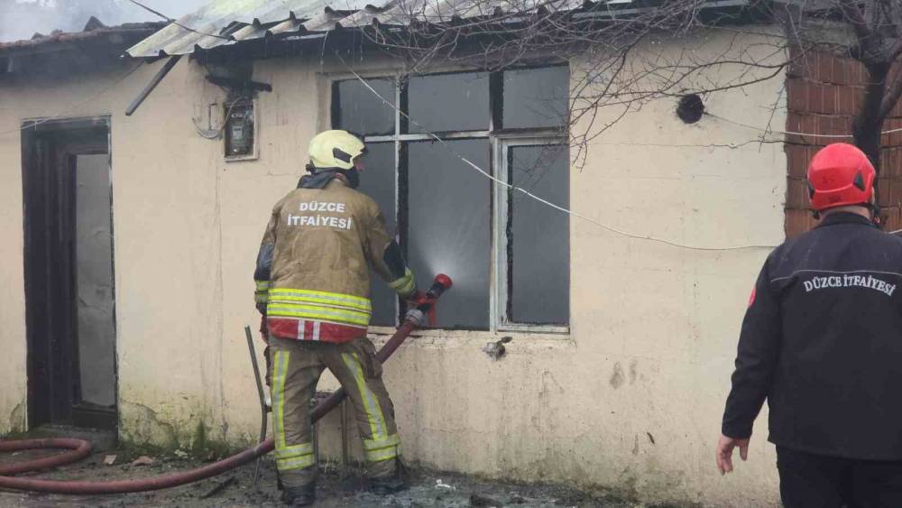 D&uuml;zce&rsquo;de tek katlı ev yandı
