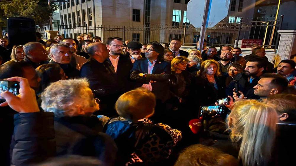Yeni Partililer Şeniz Doğan&rsquo;a destek i&ccedil;in adliye &ouml;n&uuml;nde toplandı
