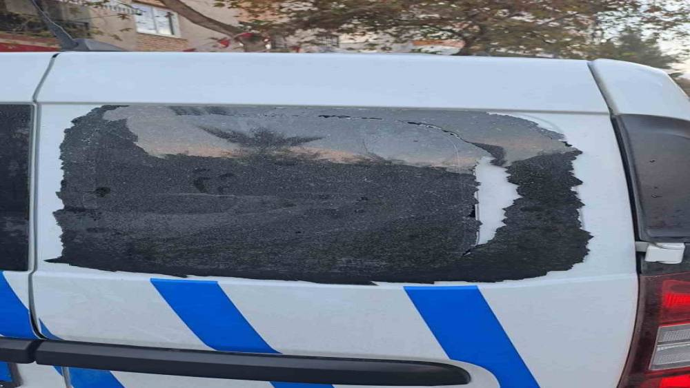 İzmir’de polis aracına saldırıp camı kırdılar
