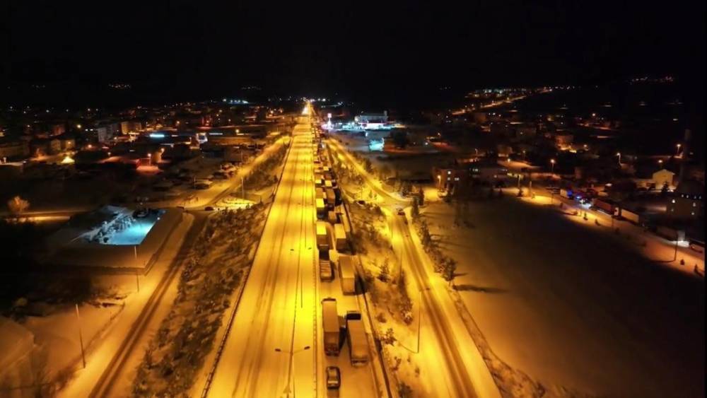 D-100 karayolunda kar &ccedil;ilesi: Ara&ccedil;lar mahsur kaldı
