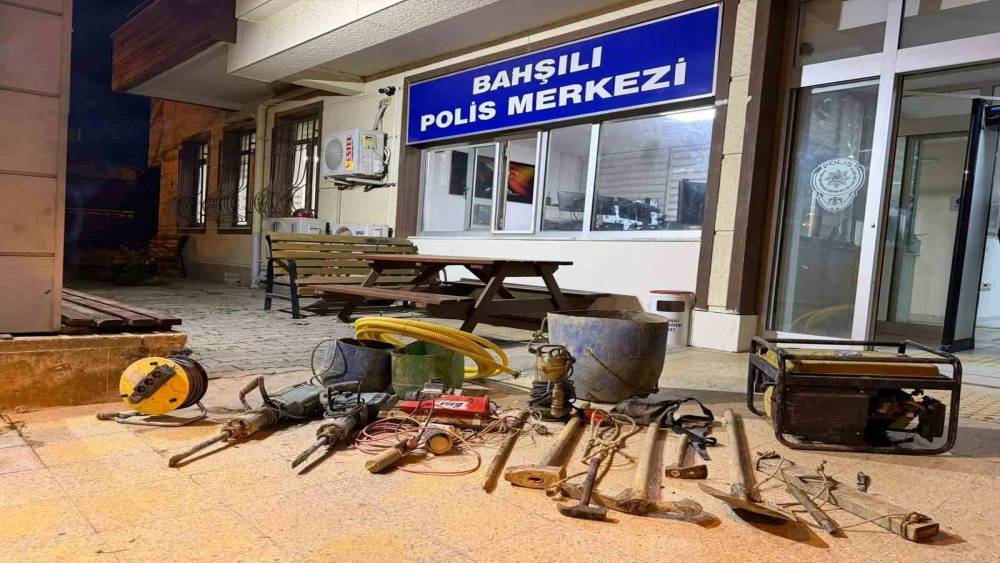 Define i&ccedil;in 6 metrelik kuyu kaza kazan 4 ş&uuml;pheli su&ccedil;&uuml;st&uuml; yakalandı
