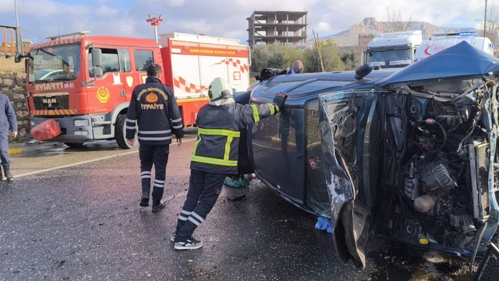 Mardin&rsquo;de ref&uuml;je &ccedil;arpan otomobilin s&uuml;r&uuml;c&uuml;s&uuml; yaralandı
