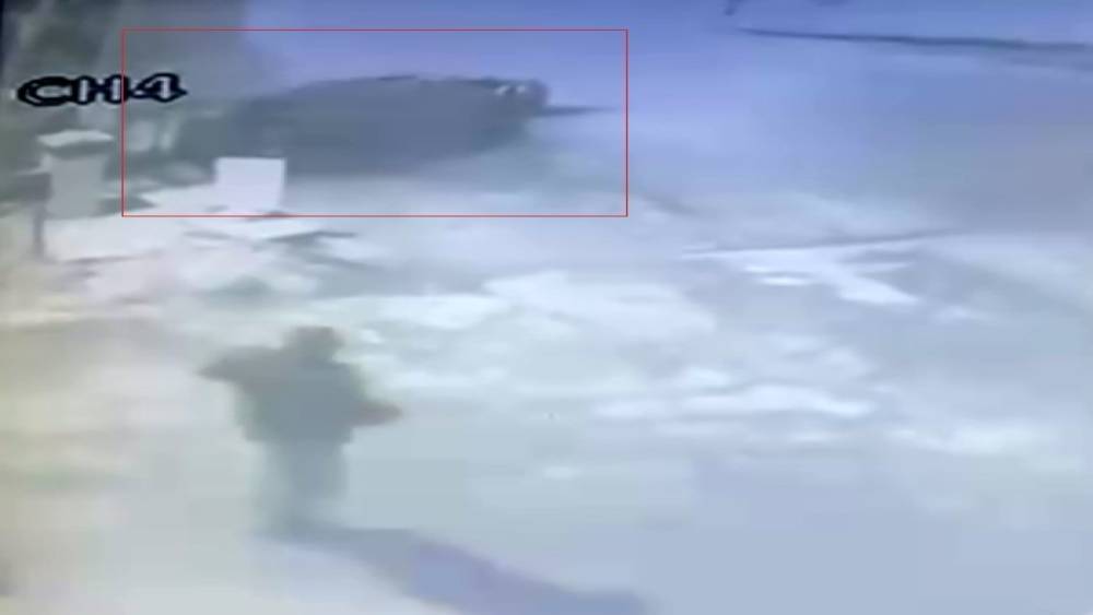 Beton bariyere &ccedil;arpan otomobil kazası g&uuml;venlik kamerasında
