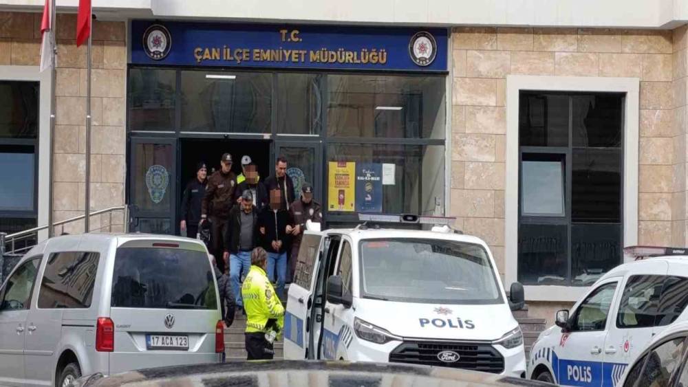 &Ccedil;aldıkları ara&ccedil;la Edremit&rsquo;te yakalanan 2 ş&uuml;pheli tutuklandı
